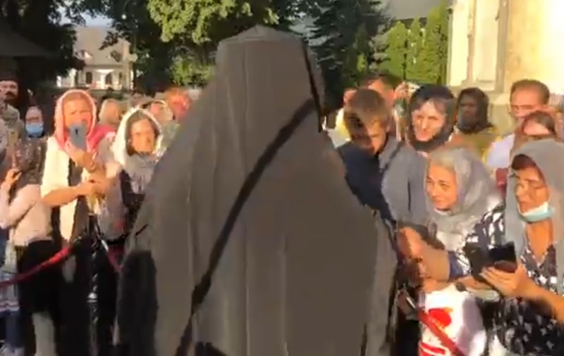 Zeci de credincioşi, mulți fără mască, s-au înghesuit să primească binecuvântarea noului arhiepiscop al Sucevei