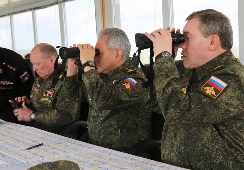 Ministrul rus al apărării, Serghei Șoigu (în centru), urmărind exercițiile militare din Crimeea | Foto: EPA