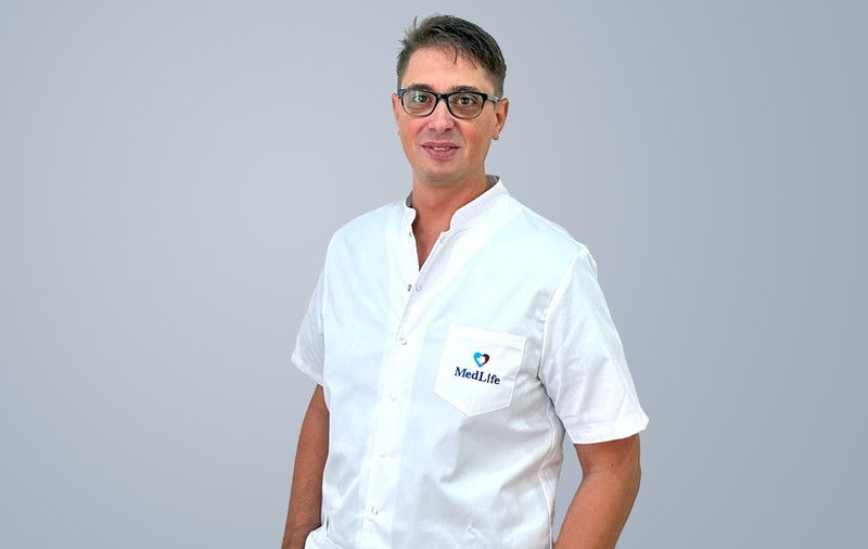 [Medici Buni] Dr. Issa Raid, Hyperclinica MedLife Iași: „Succesul într-o operație este un punct din care vreau să plec, nu un punct în care vreau să ajung”