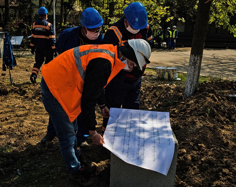 FOTOREPORTAJ | Cum construiește Asociația Dăruiește Viață un spital modular pentru bolnavii de COVID-19 în curte la Elias