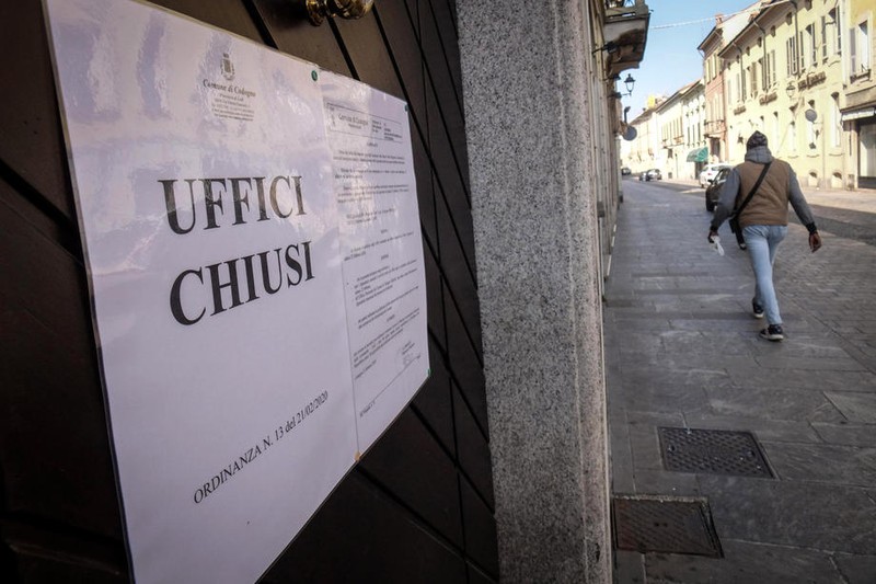 „Închis” - afișul pus pe o clădire de birouri din Codogno, regiunea Lombardia | Foto: EPA