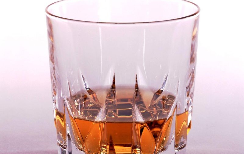 Churchill se delecta cu whiskey la micul dejun