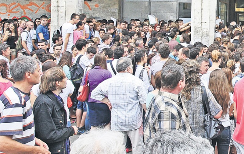 S-au călcat în picioare ca să devină studenți la ASE