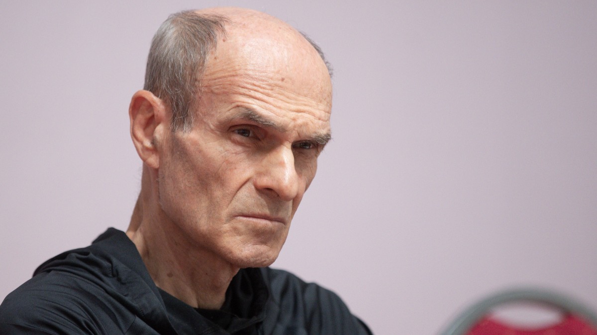 Imaginea îl prezintă pe gazetarul și publicistul Cristian Tudor Popescu privind sobru și concentrat