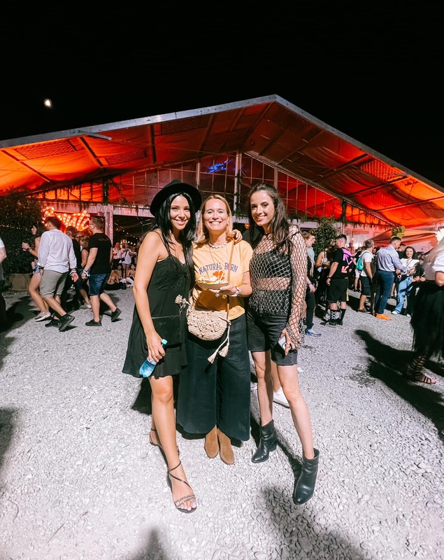 Cum au apărut vedetele Pro TV la Untold 2023. Andreea Esca, din nou în postura de DJ alături de Otravă