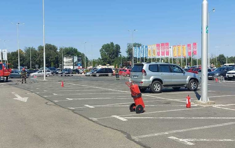 Scurgeri de gaz din butelia GPL a unei mașini parcate la un mall din Brăila. Perimetru de siguranță stabilit de pompieri