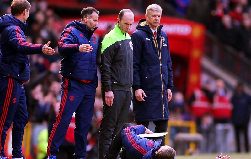 Louis van Gaal s-a dat în spectacol! Olandezul a căzut de parcă ar fi fost împușcat