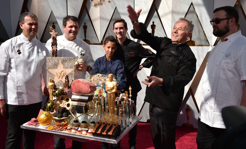 Wolfgang Puck și echipa lui, înaintea Oscarurilor din 2018