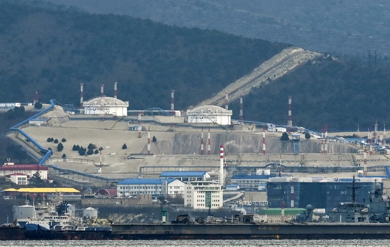 Incendiu la cel mai mare terminal petrolier rusesc de la Marea Neagră, după un atac cu drone: o navă de război a fost, de asemenea, lovită. Cu cât s-au prăbușit exporturile de petrol ale Rusiei