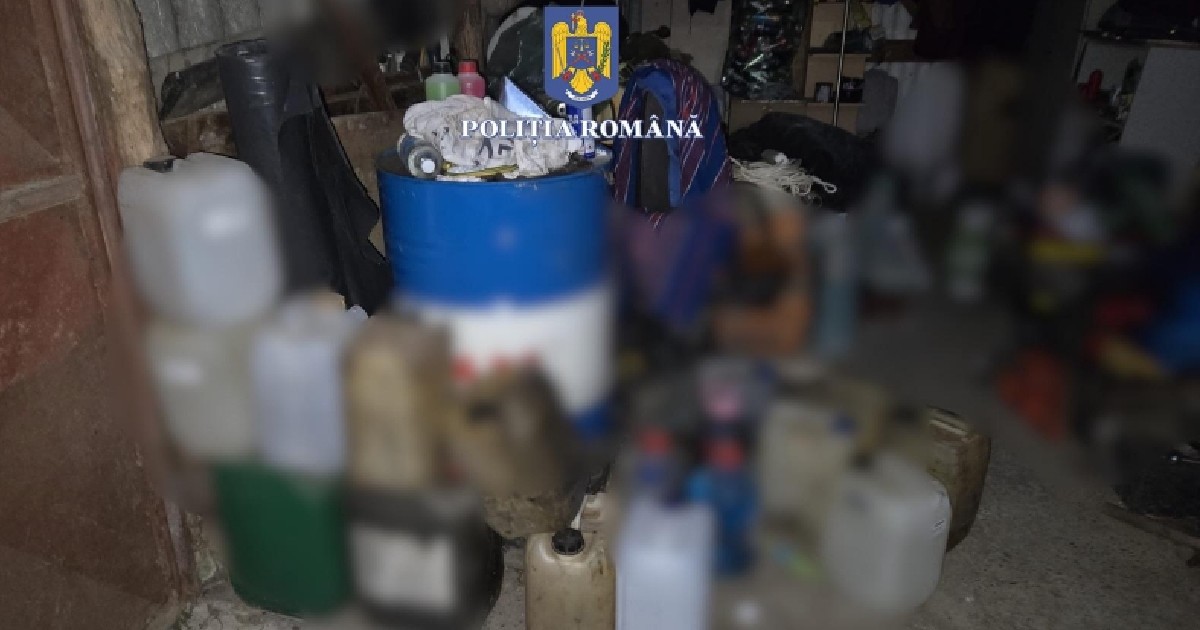 Imaginea prezintă un prim-plan al unei colecții de recipiente, în mare parte canistre din plastic de diferite dimensiuni și culori (unele pline, altele goale), sugerând depozitarea de substanțe lichide. Scena, care arată o zonă dezordonată și prost luminată, este marcată cu un logo care indică o acțiune a Poliției Române.