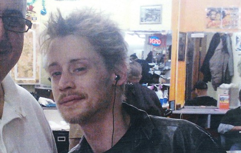 Uite noi imagini în care îi plângi de milă fostului copil-minune al Hollywoodului, Macaulay Culkin! FOTO