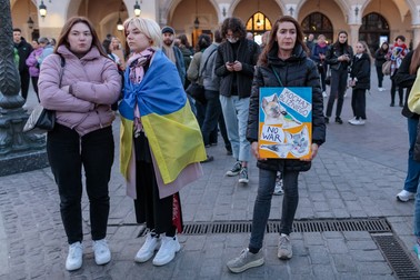 Refugiate din Ucraina au protestat cot la cot cu femei din Polonia. Mesajul de pe foaie: „Iubește aproapele, Fără Război”