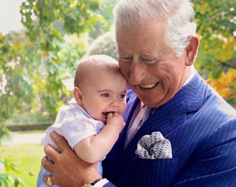 FOTO | Prințul Charles în ipostază de bunic. Fotografia alături de nepotul lui, Prințul Louis, a ajuns virală pe internet