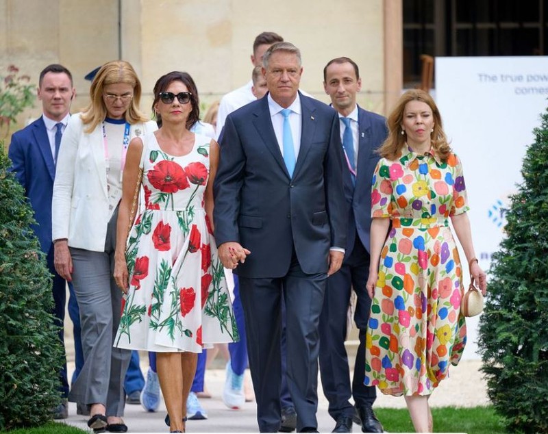 Cât costă rochia purtată de Carmen Iohannis la un eveniment, în Sibiu. Nu a mai ales un designer român, ci unul american