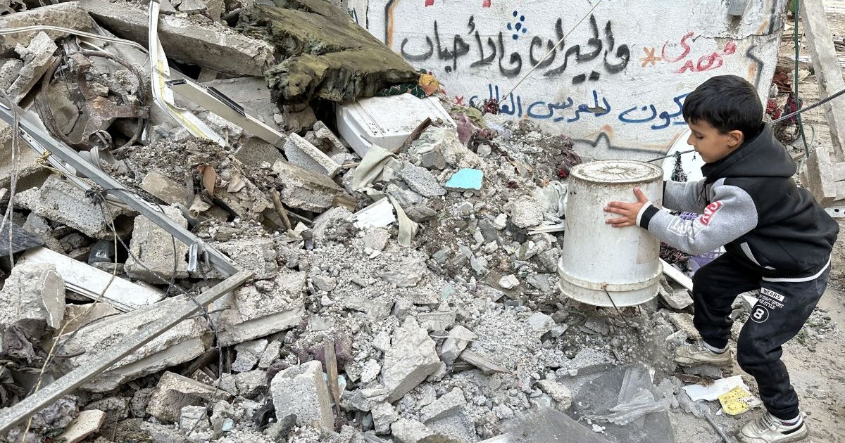 Copil lângă o clădire dărâmată în Gaza