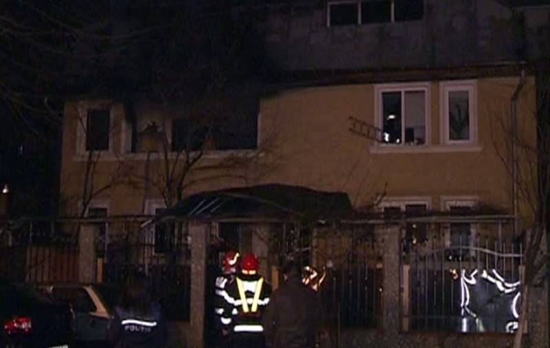 Un bărbat cu probleme psihice a dat foc casei. El a murit, iar rudele au sărit pe geam ca să se salveze