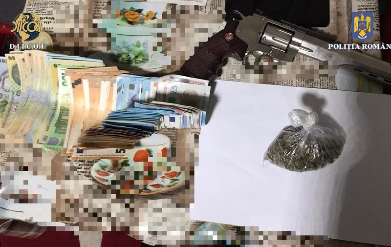 Zece persoane, arestate preventiv de DIICOT într-un dosar de trafic de droguri. S-au făcut percheziții în 4 județe