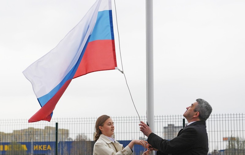 Rusia cheltuie 17 milioane de dolari pe steaguri, pentru ceremonii în școlile rurale. Multe dintre ele nu au, însă, instalații sanitare