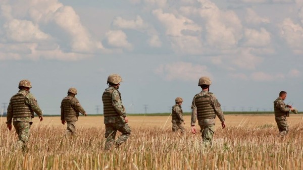 Un grup de militari caută pe un câmp de lângă Padina, județul Buzău, rămășițe de rachetă și dronă, după ce un avion F-16 a lovit o dronă. Poză cu caracter ilustrativ. Foto: Libertatea/ Eli Driu