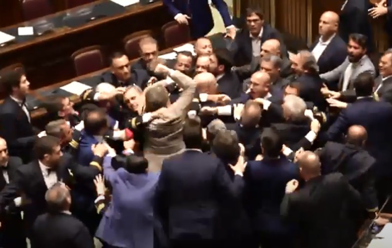Bătaie în Camera Deputaților din Italia, un politician a fost evacuat în scaun cu rotile. „Am încercat să-l lovesc, dar nu l-am prins” | VIDEO