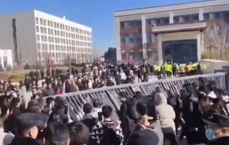 Proteste violente în China după ce un student a murit într-un mod suspect. Demonstranții acuză autoritățile de mușamalizare 