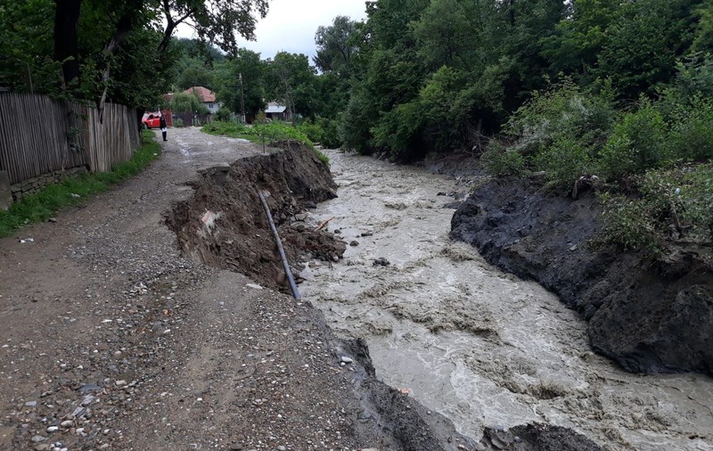 Sute de localnici dintr-un sat din Prahova, izolaţi după ce un drum s-a rupt din cauza unei alunecări de teren