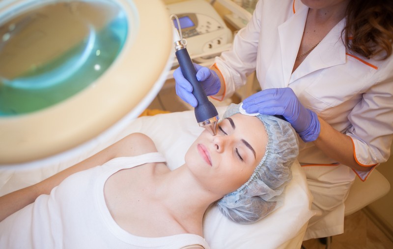 Fals medic estetician, reținut în București. A făcut intervenții la cel puțin 20 de femei și a încasat mii de euro