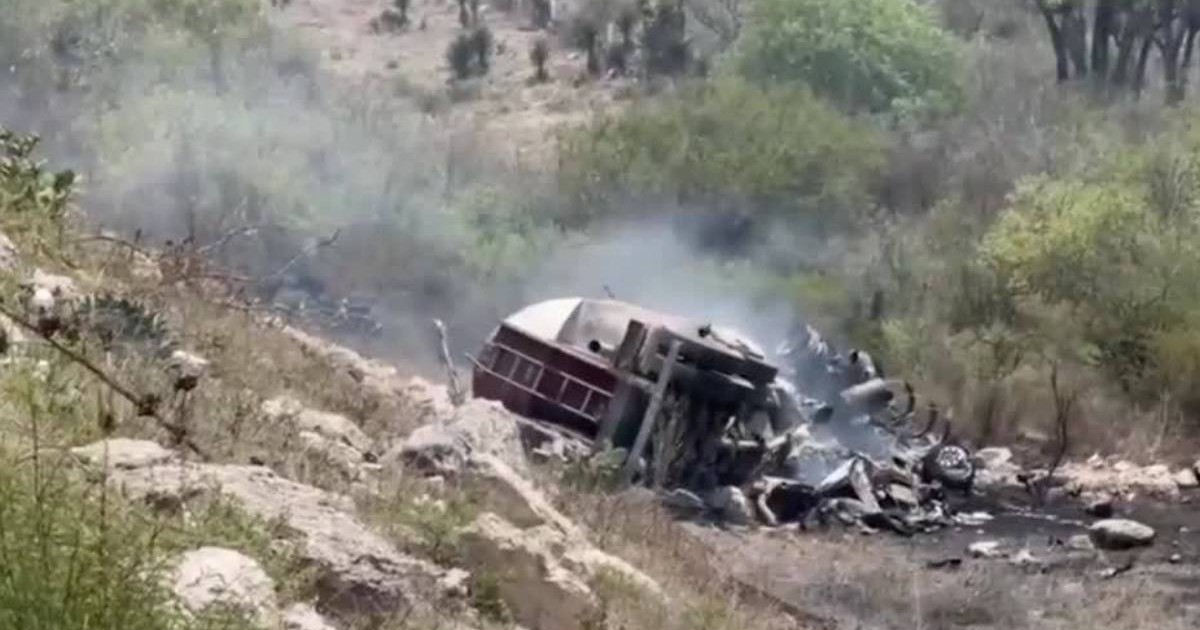 Poză cu unul dintre vehiculele implicate în accidentul din Mexic. Se află într-un șanț și este distrus