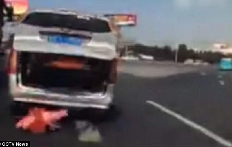 Imagini incredibile: Un copil a căzut din mașină, iar bunicul său a condus mai departe. Ce s-a întâmplat/VIDEO