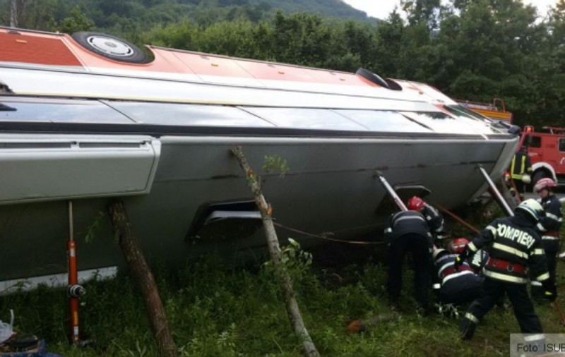 Accident grav în Braşov. Un autocar cu 34 de pasageri s-a răsturnat.  Doi oameni au murit