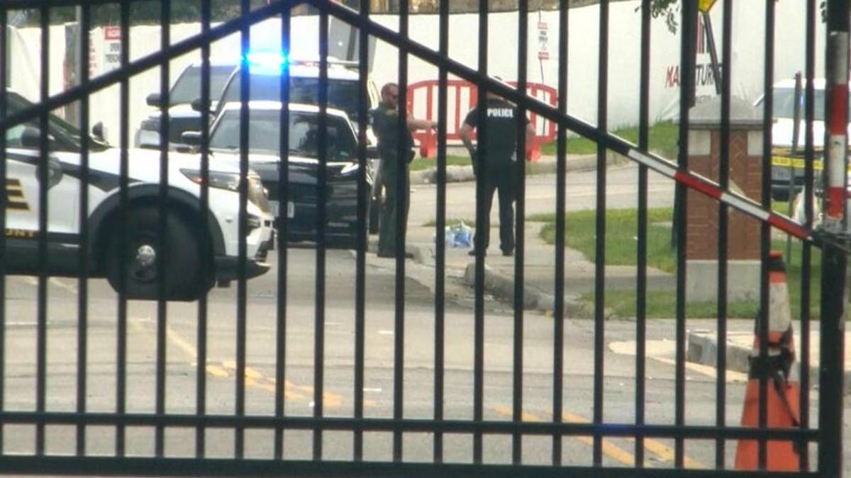 Mai multi politisti si masini de politie cu girofaruri, in spatele unor porti cu gratii metalice, dupa un atac armat la o universitate din SUA: 5 oameni împușcați. 15 august 2026