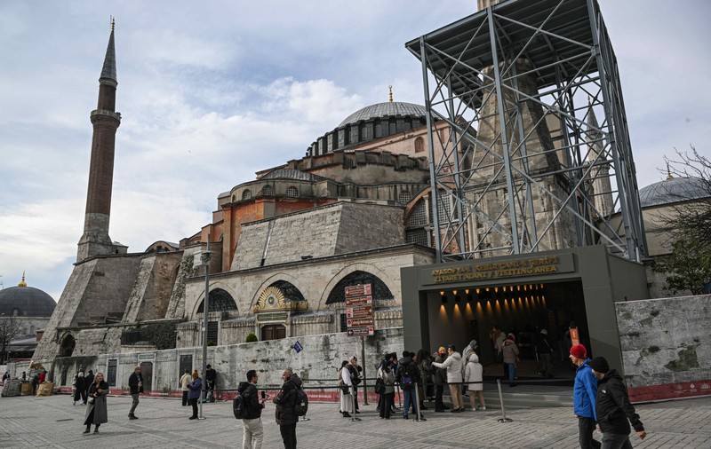 Vizitatorii și credincioșii străini, nevoiți să plătească o taxă de 25 de euro pentru a intra în bazilica Sfânta Sofia, transformată în moschee de Erdogan