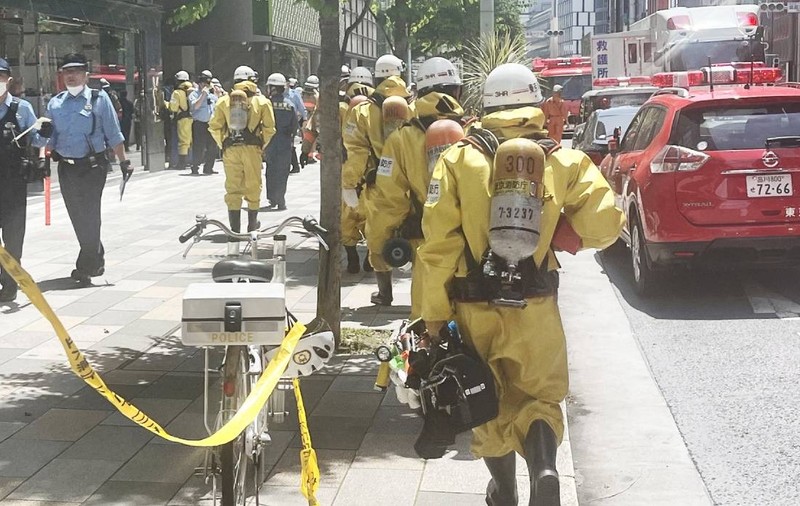 Zeci de persoane rănite, după ce un bărbat a stropit cu o substanță periculoasă într-un centru comercial de lux din Tokyo