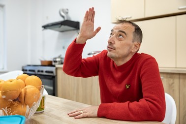 Părintele Claudiu Banu, în bucătăria așezământului, de unde nu lipsește mașina de spălat vase