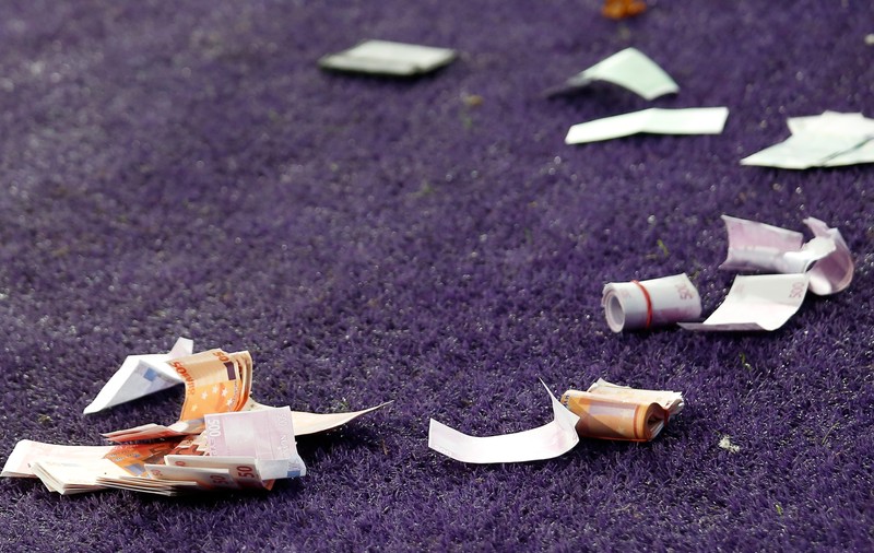 Suporterii lui Bayern Munchen au aruncat cu bancnote false pe teren, în semn de protest pentru prețul biletelor la meciul cu Anderlecht