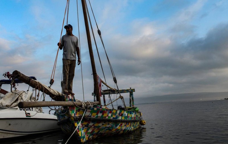 Flipflopi, barca de 9 metri construită din 30.000 de șlapi și 10 tone de plastic, a navigat 500 km, din Kenya până în Zanzibar