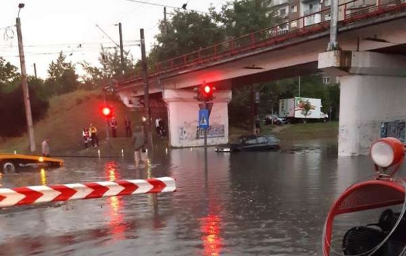 Momente de panică pentru o femeie însărcinată din Arad. A rămas blocată cu mașina într-un pasaj inundat de o ploaie torenţială