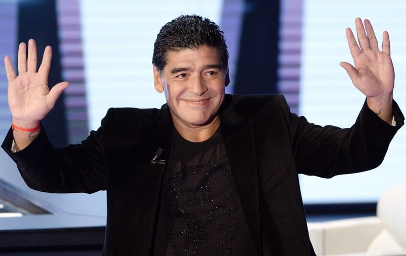 PAPARAZZI / Maradona, prins în ofsaid! Se sărută cu o blondă de 28 de ani!
