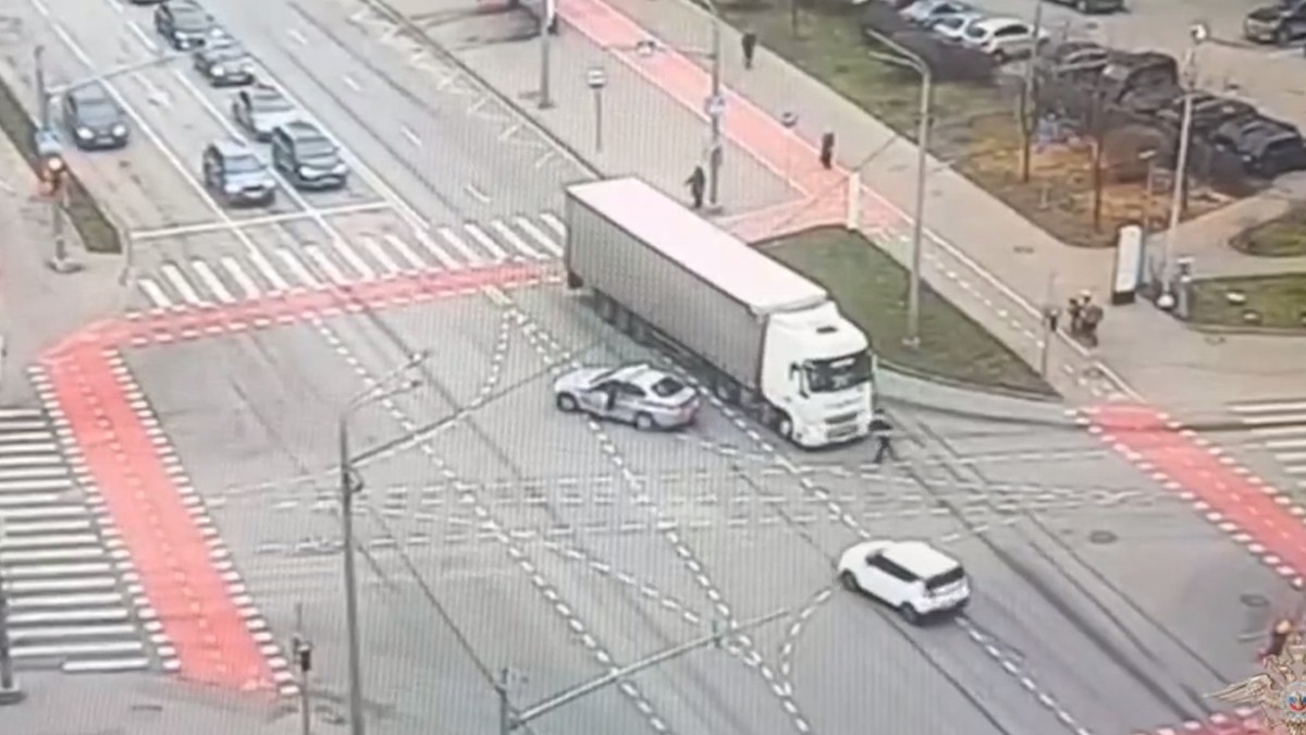 Polițistul s-a urcat la volan și a oprit camionul al cărui șofer era inconștient.