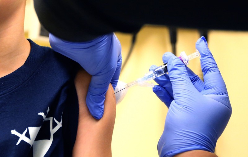 Ce efecte adverse poate avea vaccinul anti-COVID 19 testat de Oxford și câți bani primește un voluntar