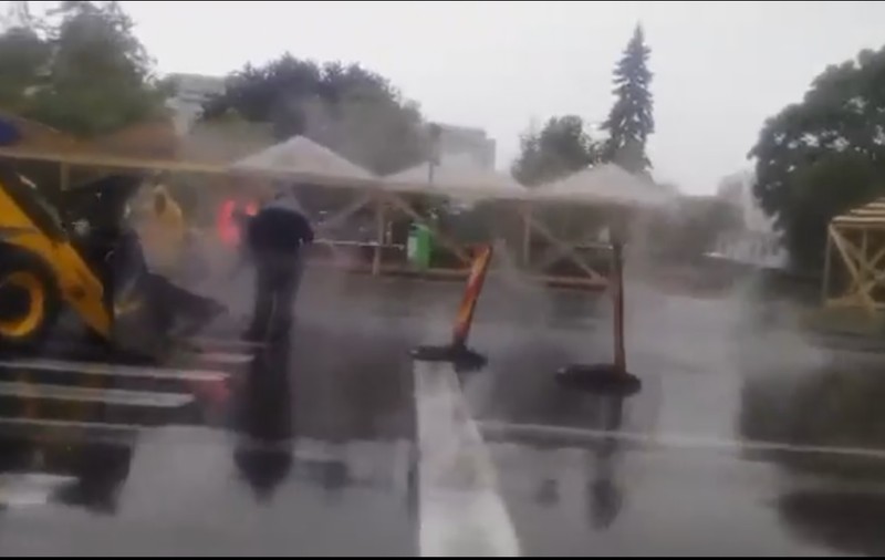 Asfaltează pe ploaie torențială! Bălți acoperite cu bitum, la Ploiești