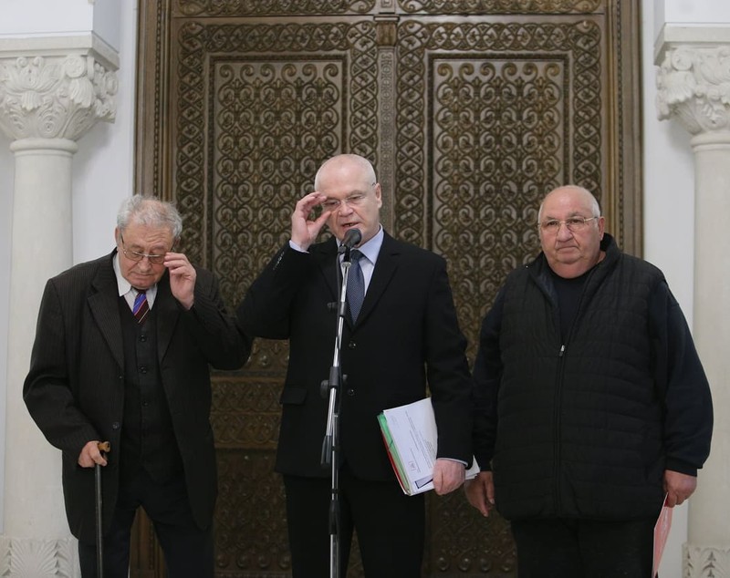 FOTO | Klaus Iohannis spune că nu a primit nicio întrebare de la foştii deţinuţi: "Încercarea PSD de a se folosi de necazul lor, pentru a-şi legitima atacul asupra justiţiei, este de-a dreptul jalnică"