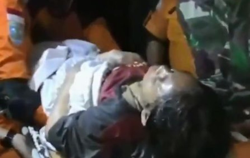 VIDEO | Femeie găsită în viață, după trei zile de stat sub dărâmăturile unei case în Indonezia, în urma seismelor puternice