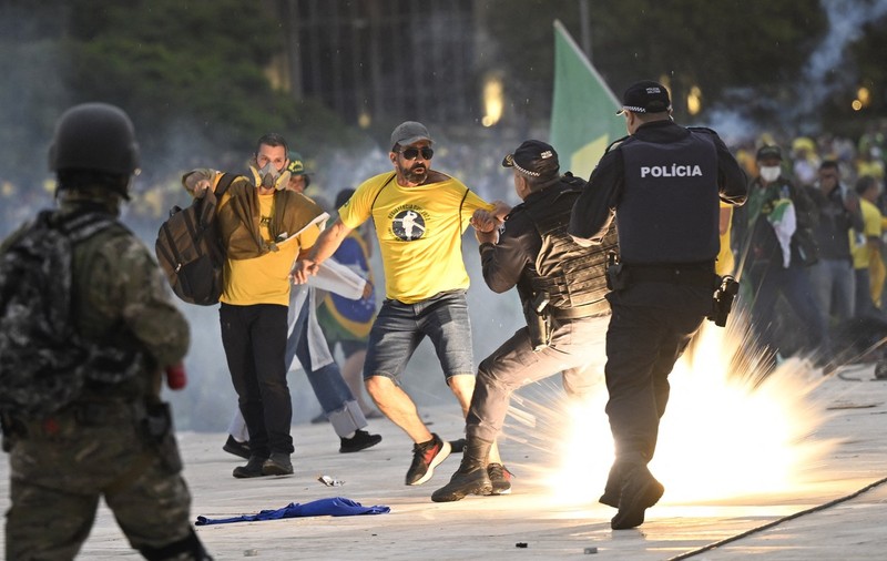 Sute de persoane, arestate în Brazilia după vandalizarea clădirilor guvernamentale de către susţinătorii lui Bolsonaro