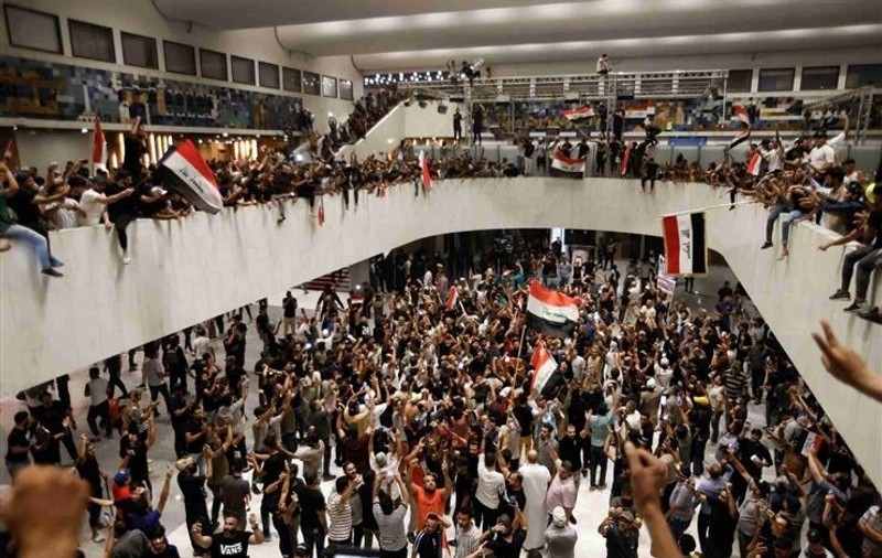 Criză politică în Irak: protestatarii au pătruns în Parlament, nemulțumiți de propunerea de premier a taberei politice adverse