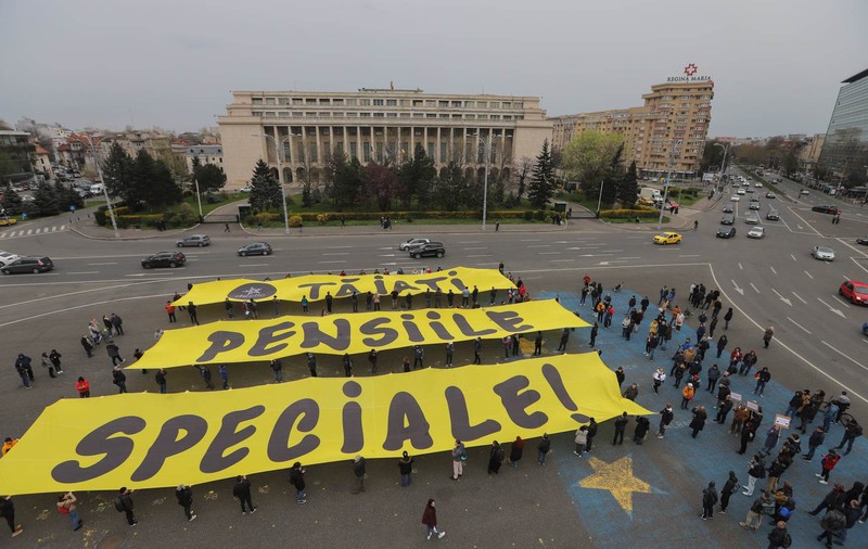 Protest în Piaţa Victoriei: „Tăiaţi pensiile speciale"