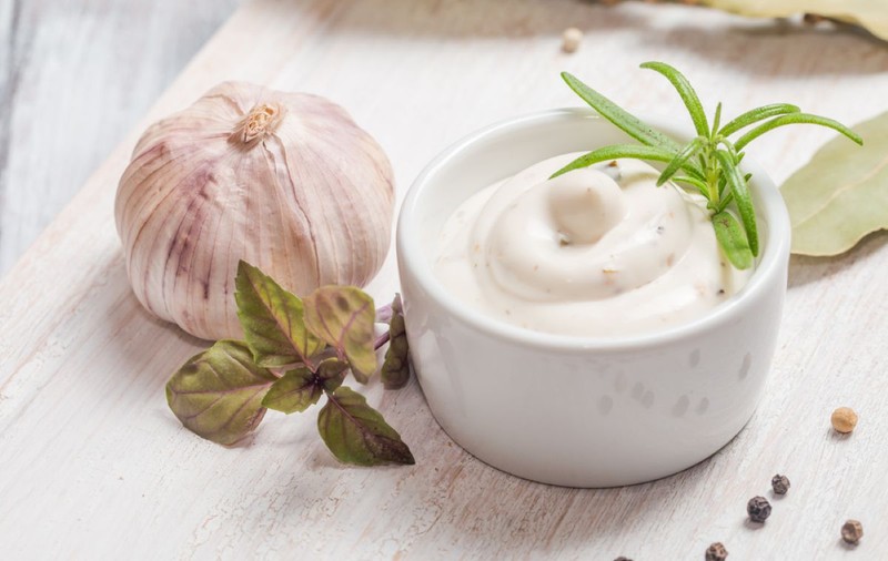 Reţete deosebite de mujdei: Mujdei ţigănesc, mujdei cu usturoi verde