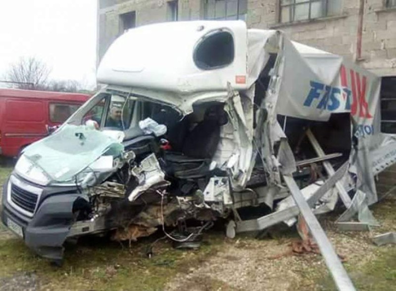 Mașina pe care o conducea Raul, distrusă în urma impactului violent sursă foto: observator.tv