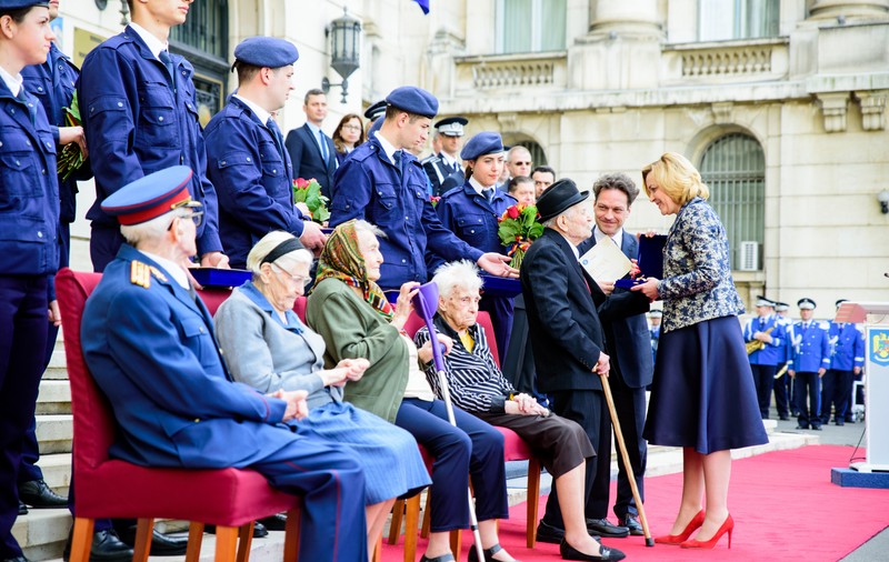 Cinci români cu vârsta de 100 de ani au fost invitaţi la MAI în anul centenarului