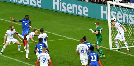 epa05406116 Paul Pogba (2-L) of France scores the 2-0 goal during the UEFA EURO 2016 quarter final match between France and Iceland at Stade de France in Saint-Denis, France, 03 July 2016. (RESTRICTIONS APPLY: For editorial news reporting purposes only. Not used for commercial or marketing purposes without prior written approval of UEFA. Images must appear as still images and must not emulate match action video footage. Photographs published in online publications (whether via the Internet or otherwise) shall have an interval of at least 20 seconds between the posting.) EPA/GEORGI LICOVSKI EDITORIAL USE ONLY